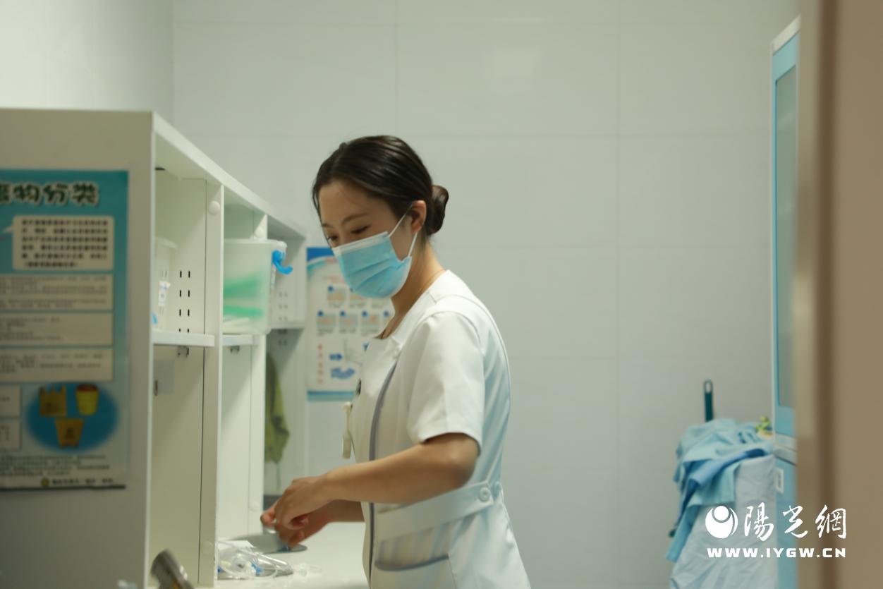 护士正在配药 杜欣 摄