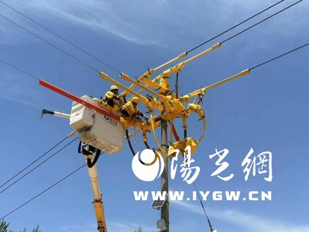 工作人员在烈日下进行带电作业