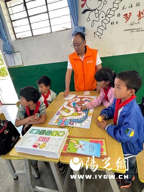 一群小孩坐在桌子边

描述已自动生成