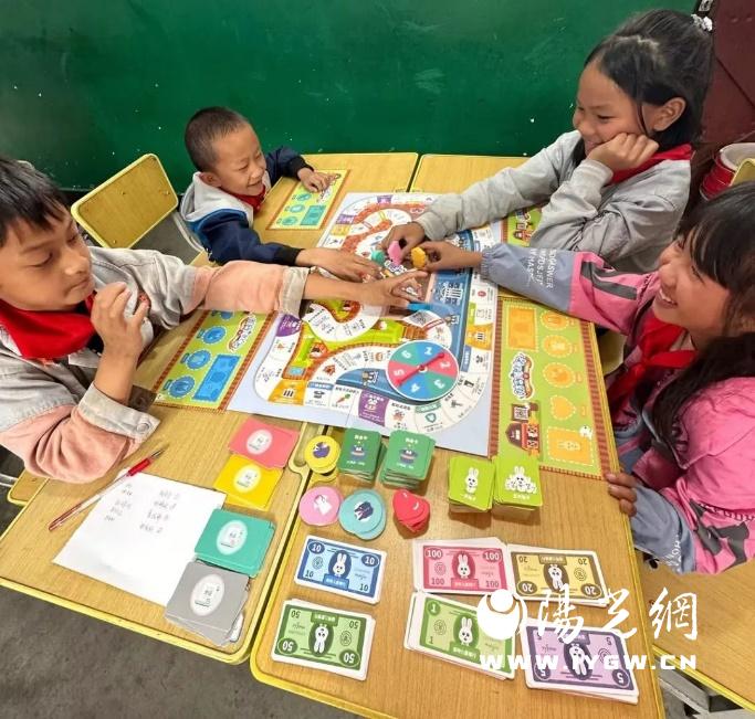一群小孩坐在桌子前

中度可信度描述已自动生成