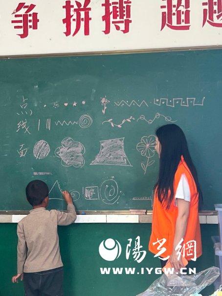 街道上有店铺的标志绿色背景白色的字

描述已自动生成