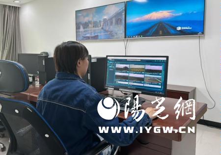工作人员在远程监控输电线路
