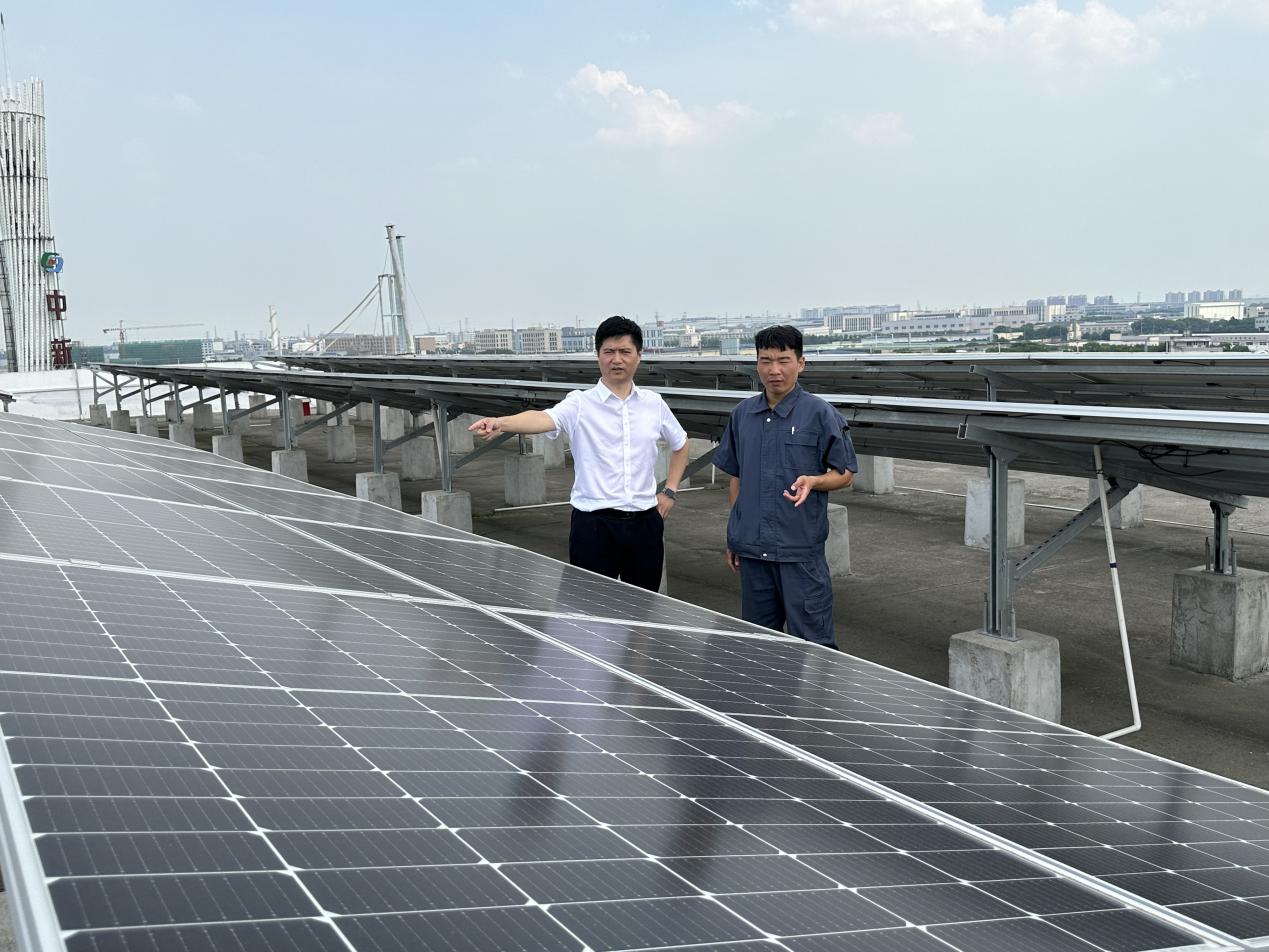 兴业银行嘉兴分行工作人员跟随善浙电中新新能源科技有限公司相关人士查看光伏板安装情况