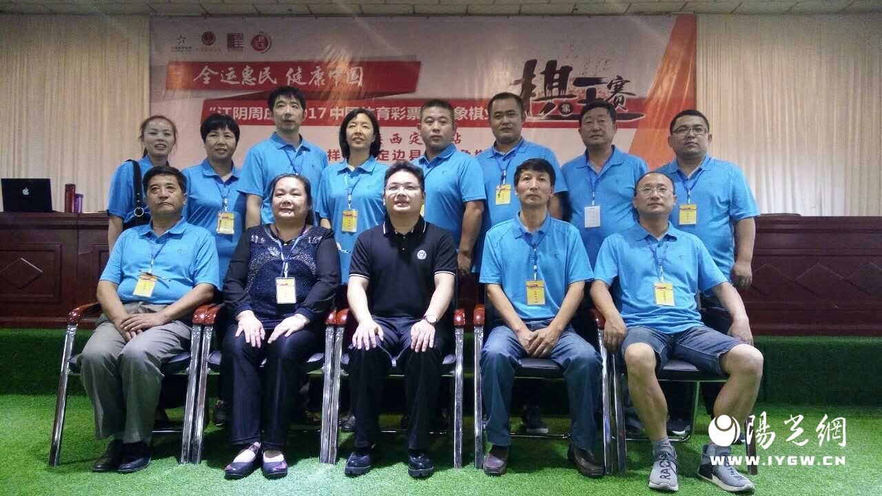 王老师执裁时全体裁判和特级大师蒋川合影