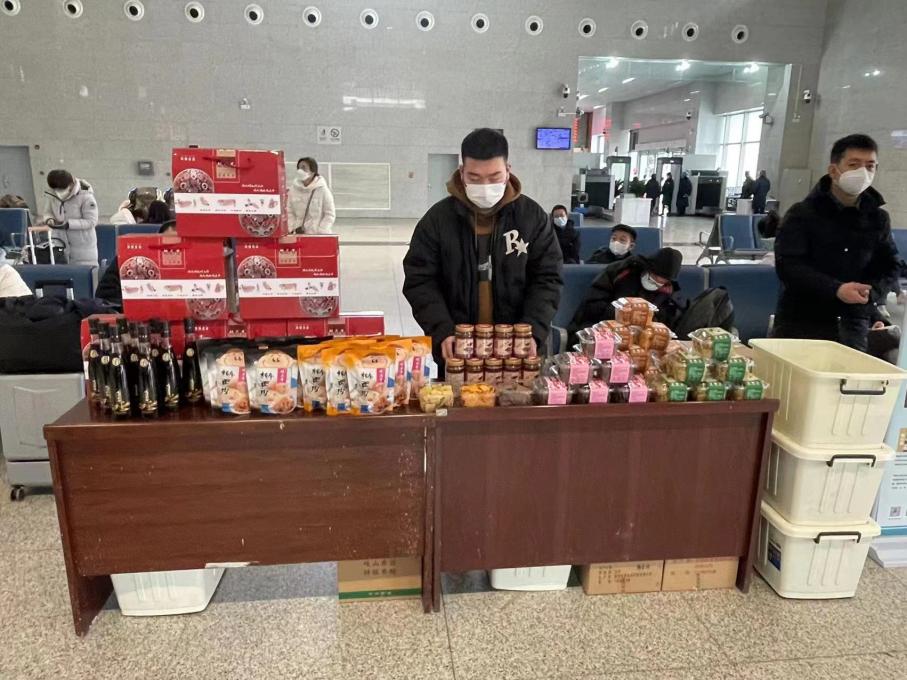 在高铁站进行特产展销