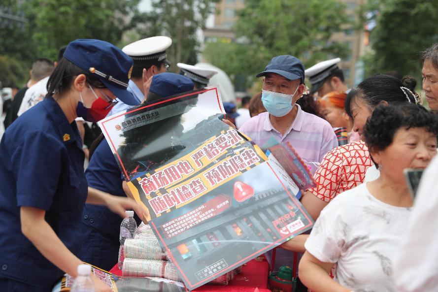 6-20西安高新区举办2023年安全生产月宣传咨询日活动1
