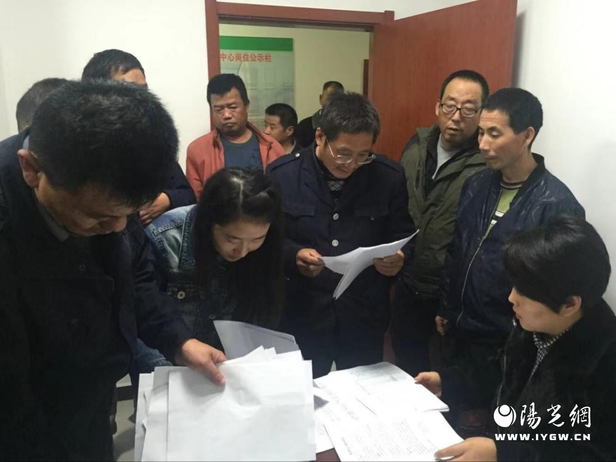 公益律师在西安市灞桥区劳动争议仲裁委员会值班接待来访群众