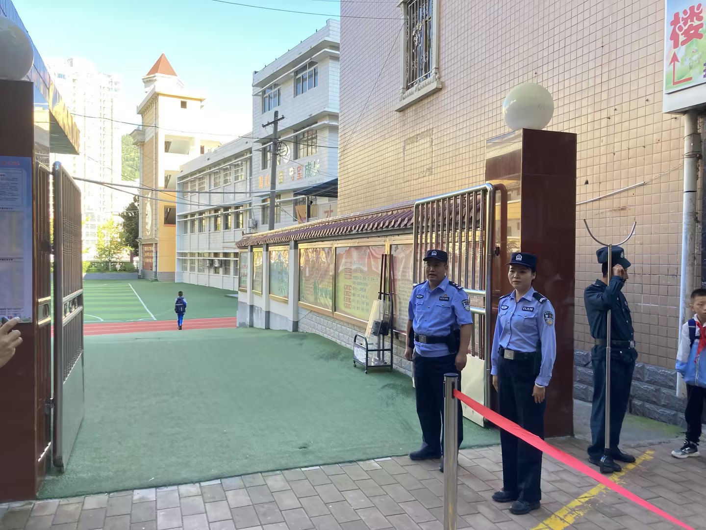 开学执勤照片2