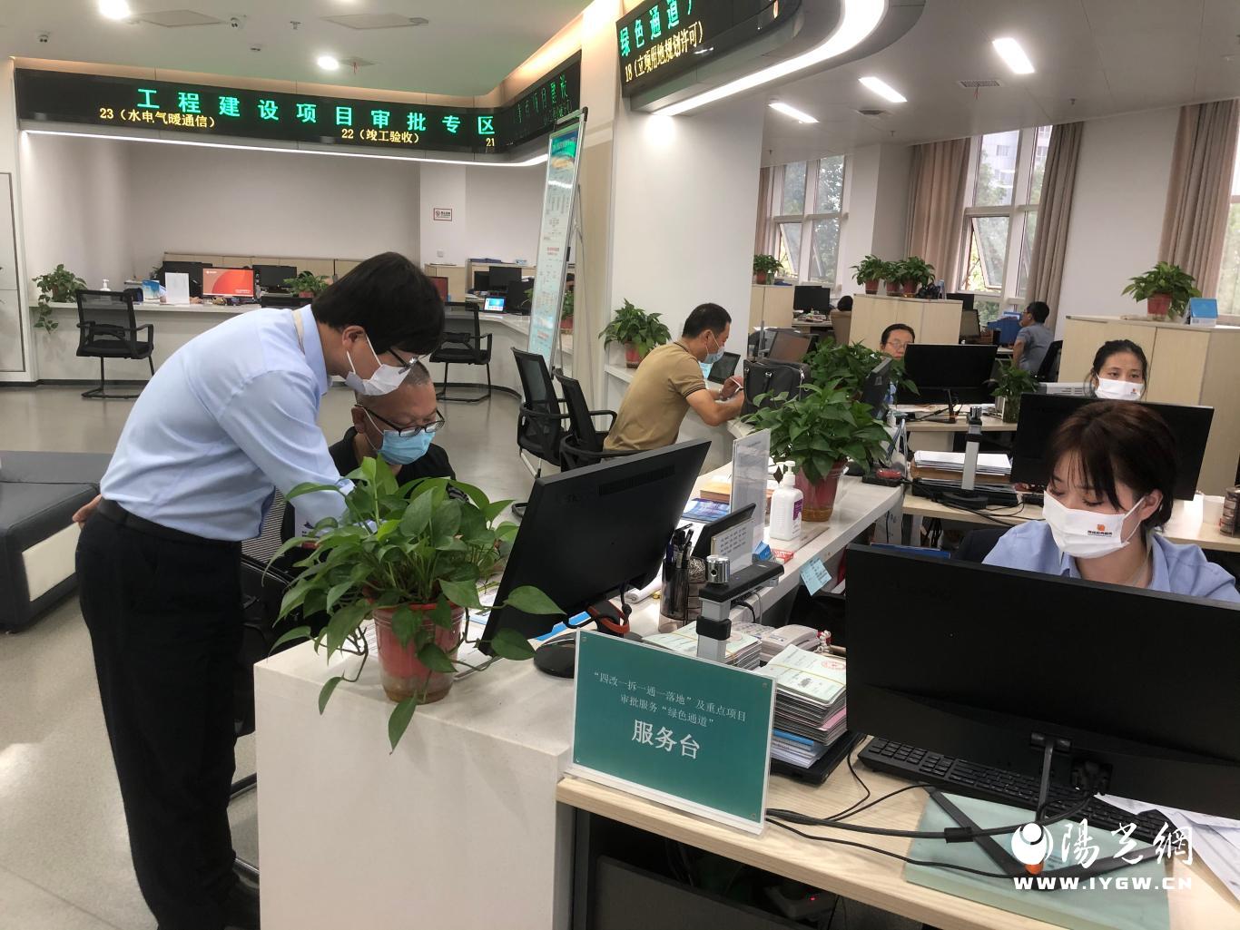 市审批局城建交运窗口工作人员指导留坝县一家企业办理相关审批业务