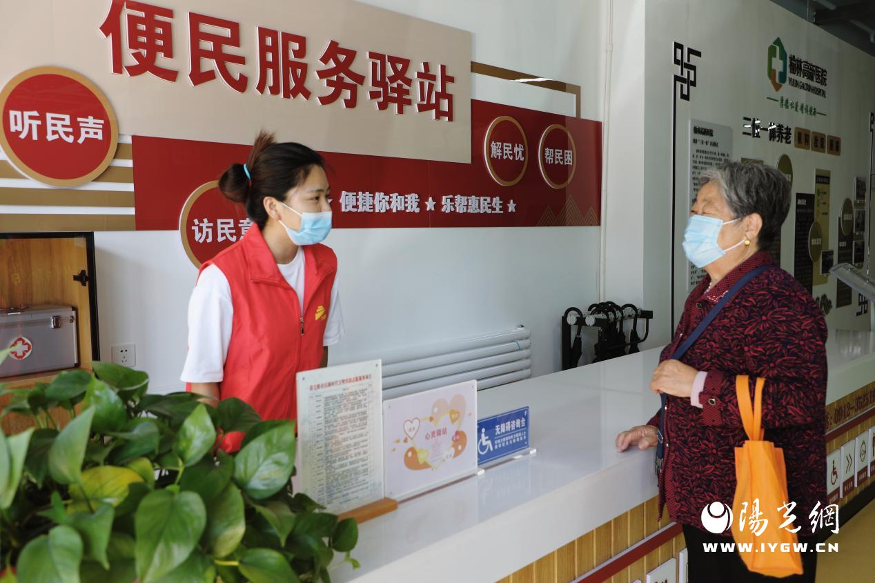 崇文路综合养老服务中心内，工作人员为前来办事的社区老人提供热心服务
