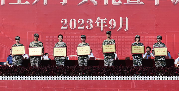 校领导为优秀连队颁奖