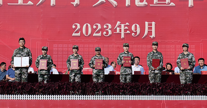 校领导为优秀指导员颁奖