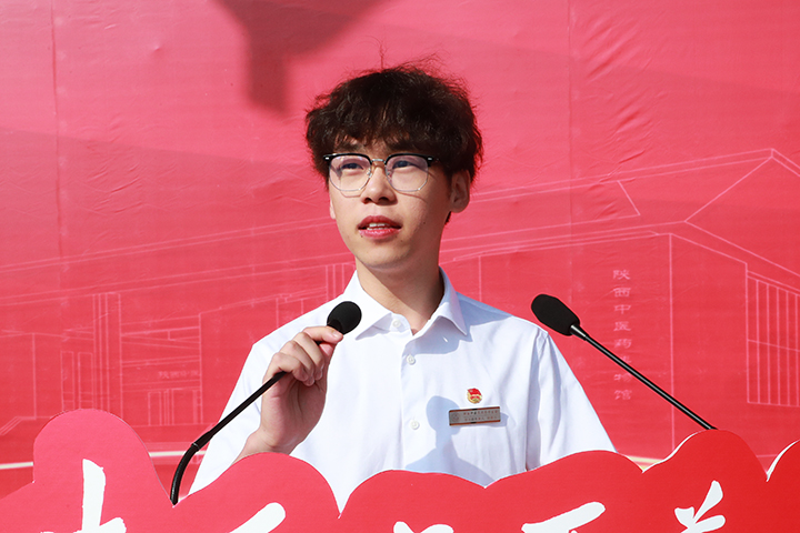 在校生代表、针灸推拿学院赵普江发言