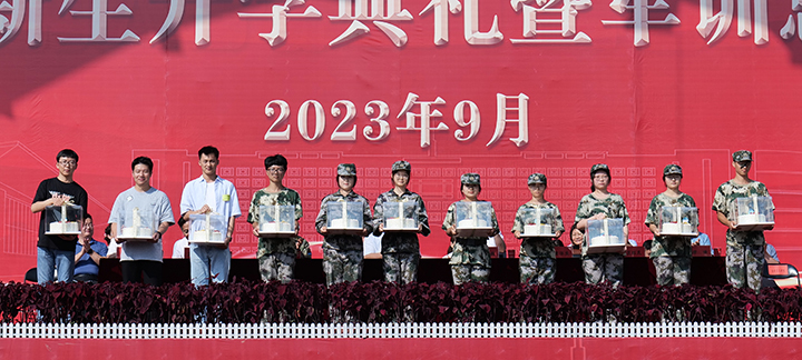 校领导为过生日的11名新生定制了绘有“扬帆起航”字样的生日蛋糕