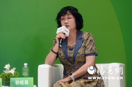 穿绿色上衣的人在打电话

中度可信度描述已自动生成