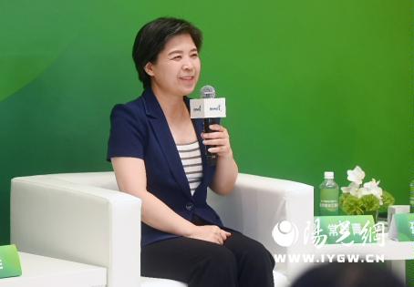 图片包含 人, 桌子, 绿色, 前

描述已自动生成