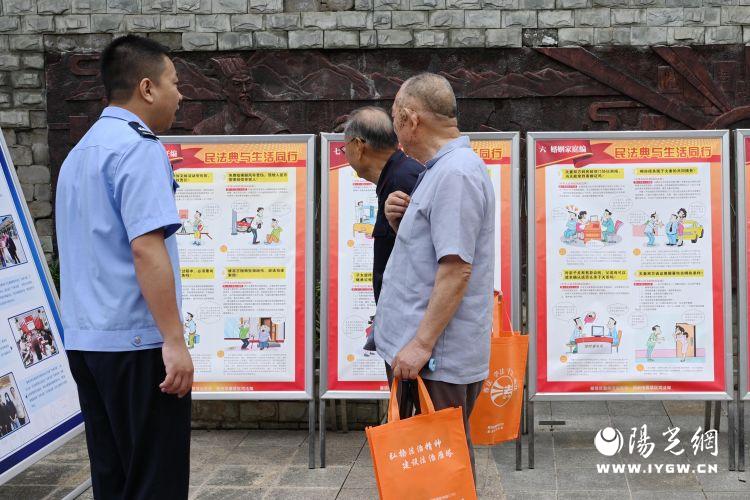 简篇-【“两行动、两措施”】秋风送“法”进社区 法治意识入人心