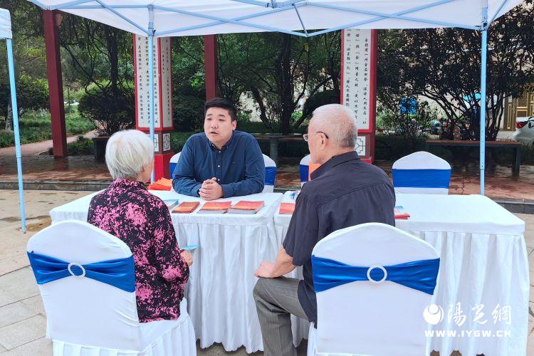 简篇-【“两行动、两措施”】秋风送“法”进社区 法治意识入人心