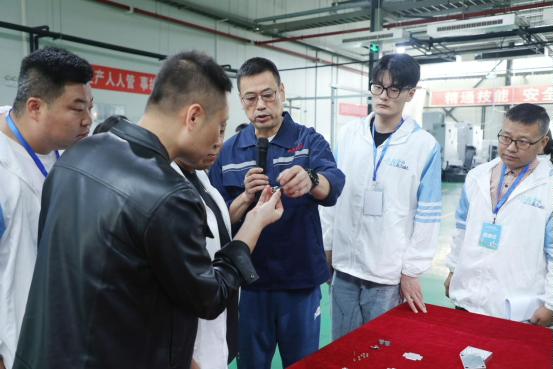 宝鸡航天高原机械制造有限公司 工作人员在讲解相关专业知识1