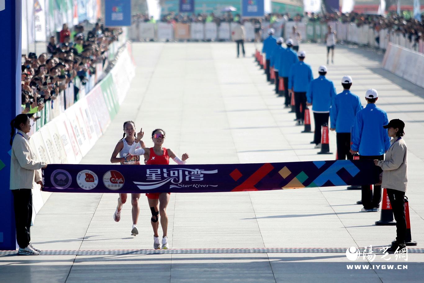 16，杨花、王敏分获女子马拉松冠亚军（梁萌摄）