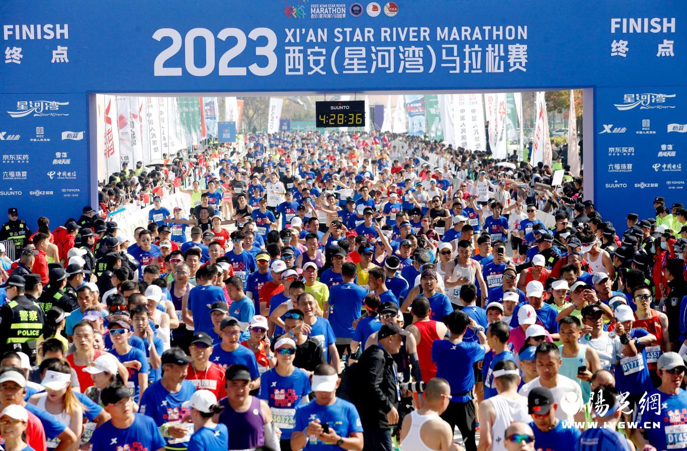21，大众选手陆续跑向终点（梁萌摄）