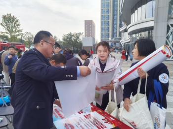 简篇-杜城司法所深入南飞鸿广场开展平安建设法治宣传活动