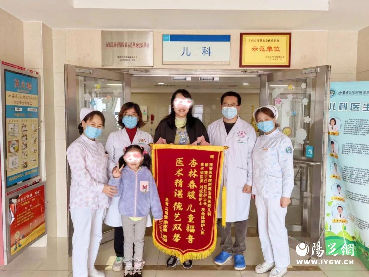 一群人站在台上

中度可信度描述已自动生成