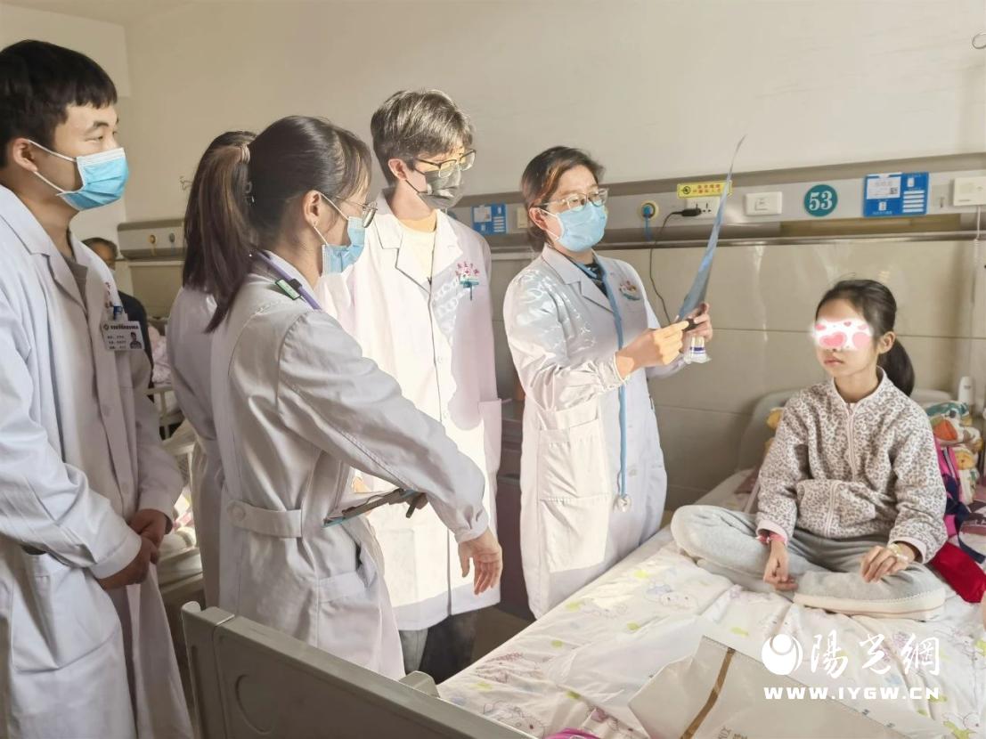 一群男人和女人在切蛋糕

低可信度描述已自动生成
