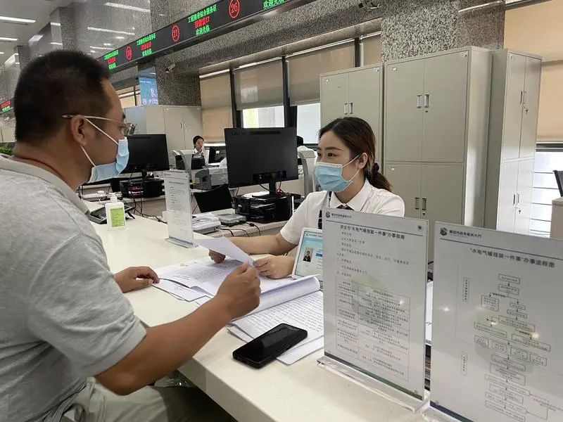 企业负责人在政务服务中心综合办理窗口水电气暖报装业务