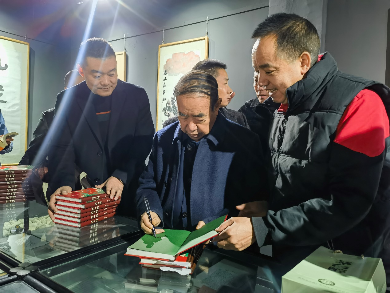一些人在切蛋糕

中度可信度描述已自动生成