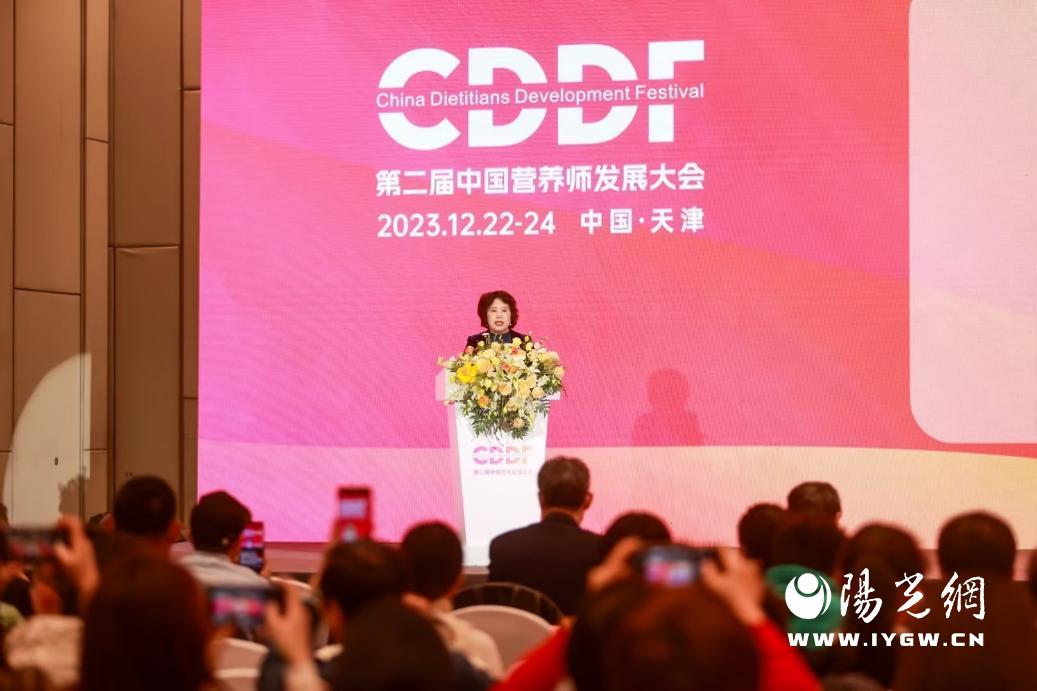 一群人在台上演讲

描述已自动生成