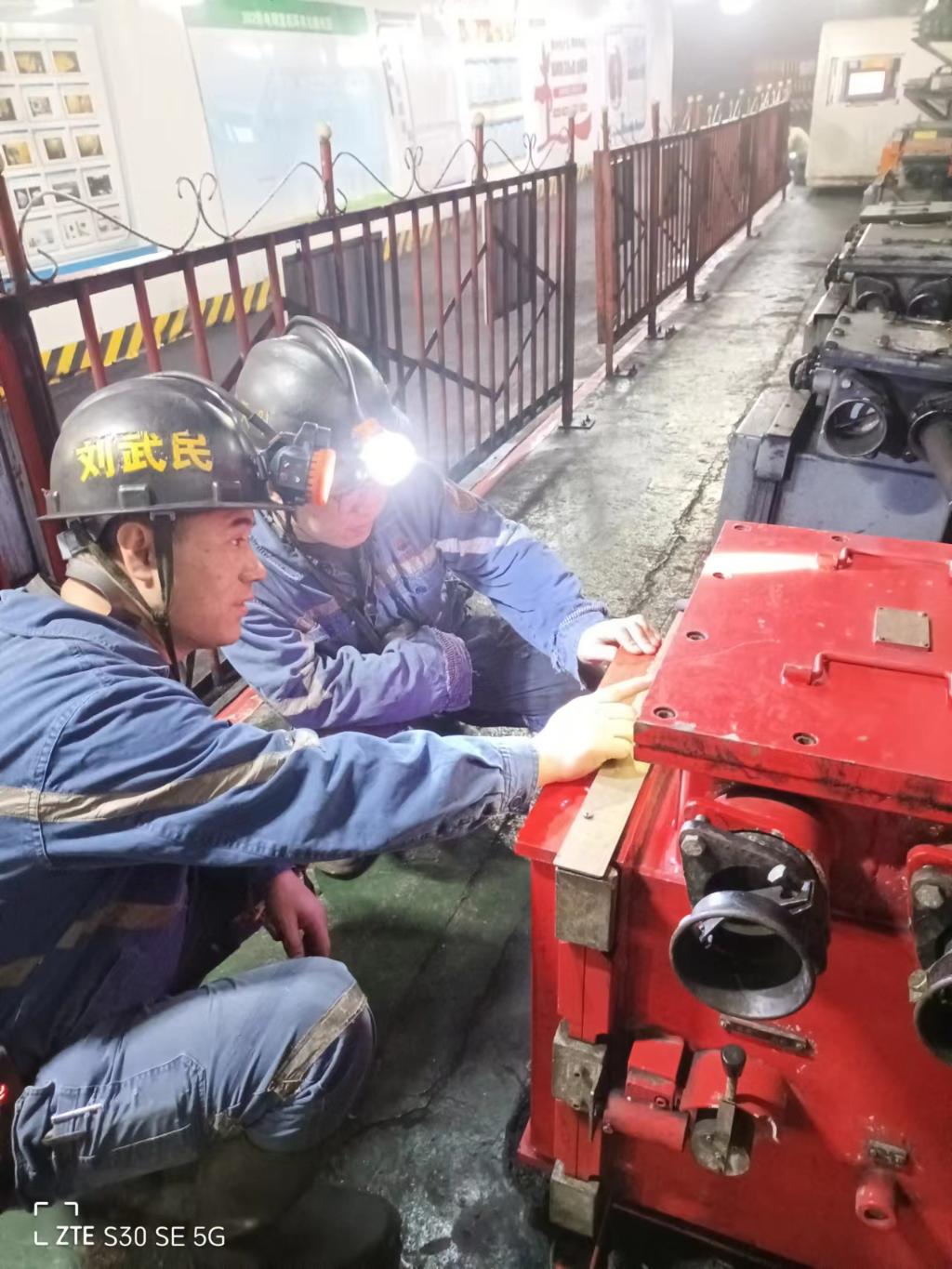 班长刘武民正在302供电硐室处理电气故障