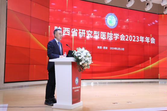 图片包含 建筑, 男人, 站, 火

描述已自动生成