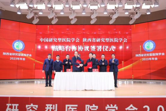 图片包含 建筑, 男人, 大, 院子

描述已自动生成