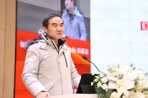 人站在桌子上

中度可信度描述已自动生成