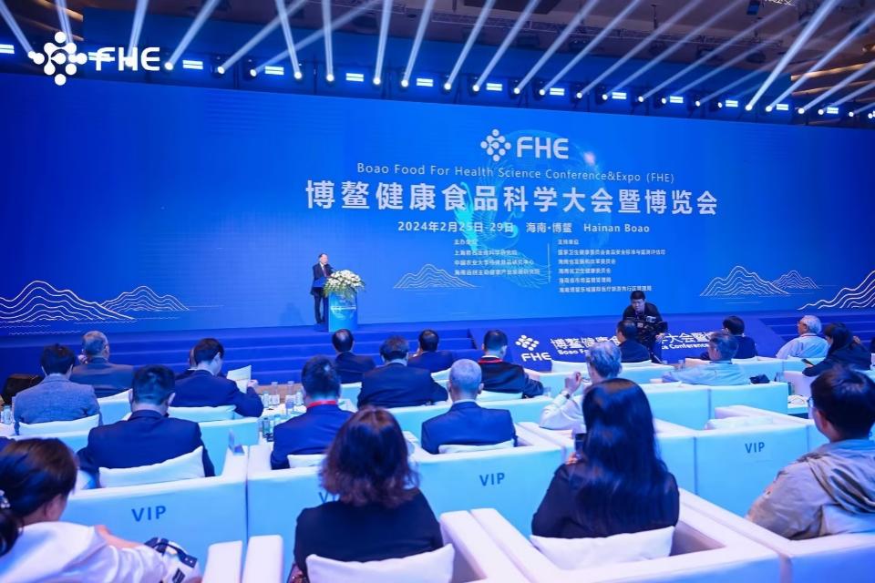 人们在看台上的人和观众

低可信度描述已自动生成