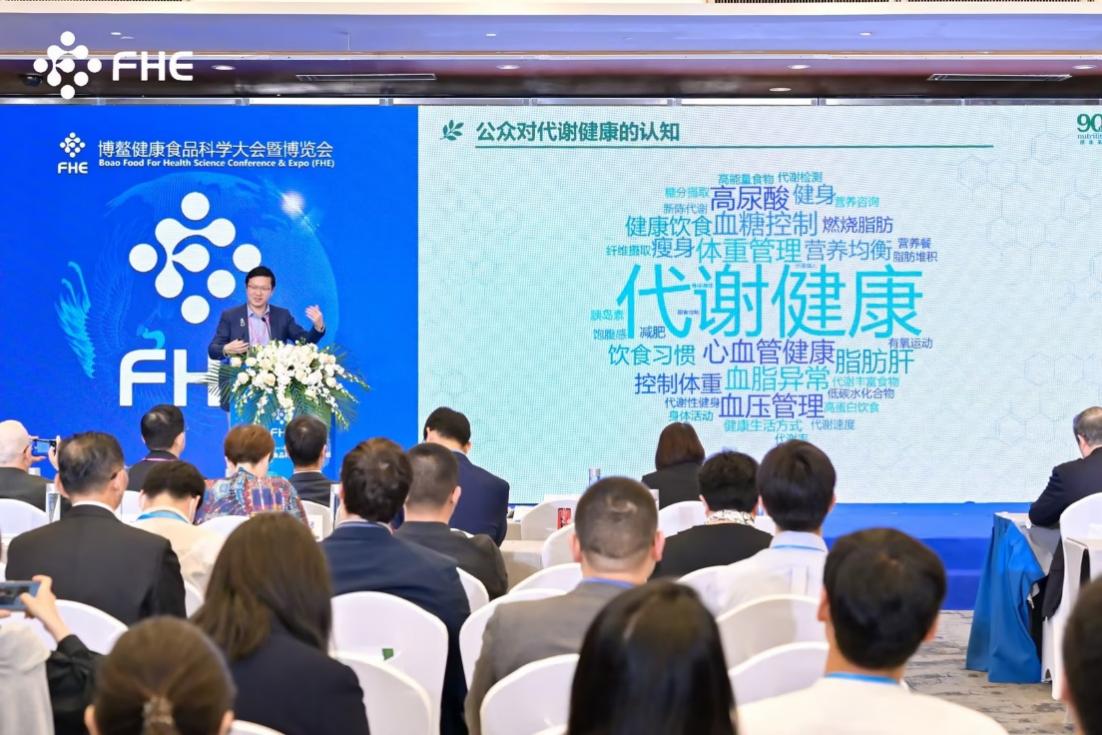 一群人在台上演讲

描述已自动生成