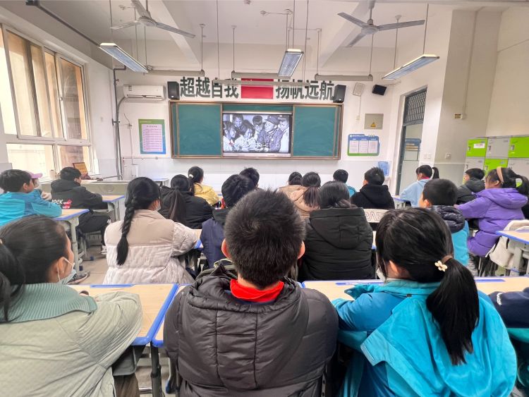 简篇-“与爱同行，品奉献之美”——浐灞第三十三小学学雷锋活动纪实