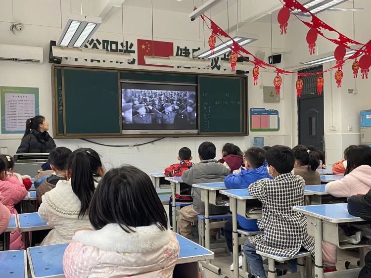 简篇-“与爱同行，品奉献之美”——浐灞第三十三小学学雷锋活动纪实