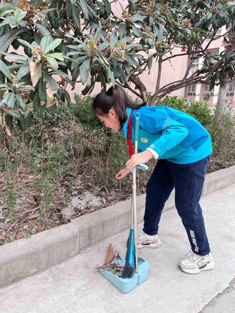 简篇-“与爱同行，品奉献之美”——浐灞第三十三小学学雷锋活动纪实