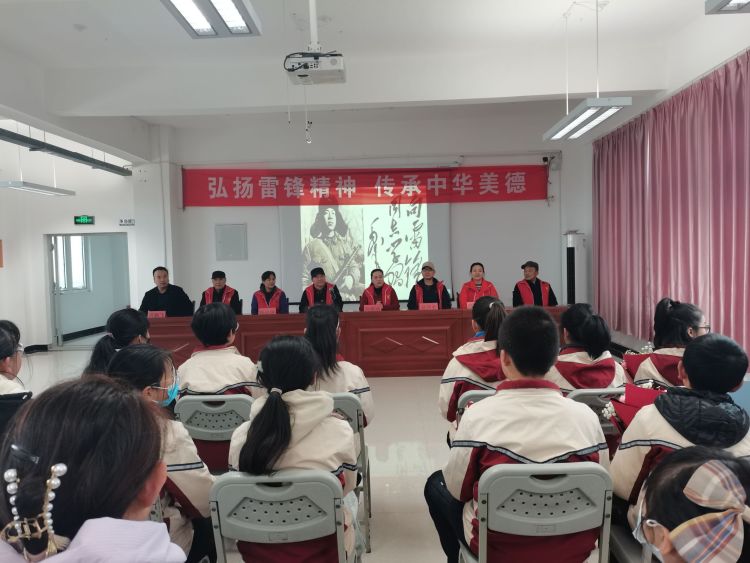 简篇-弘扬雷锋精神   传承中华美德——灞桥区东李小学开展“雷锋精神”宣讲进校园活动