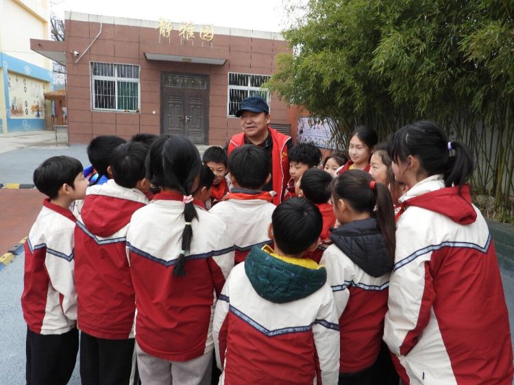 简篇-弘扬雷锋精神   传承中华美德——灞桥区东李小学开展“雷锋精神”宣讲进校园活动