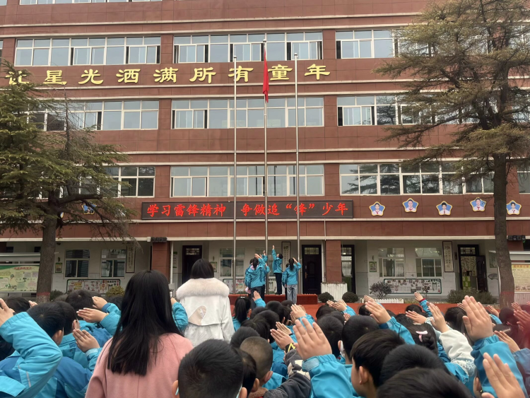 简篇-雷锋精神永相传  做新时代好少年——灞桥区官厅小学学雷锋活动纪实