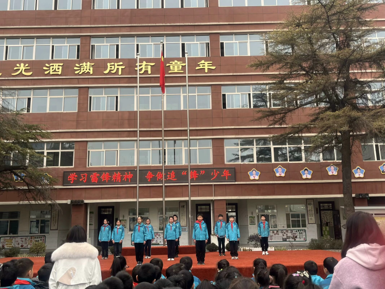 简篇-雷锋精神永相传  做新时代好少年——灞桥区官厅小学学雷锋活动纪实
