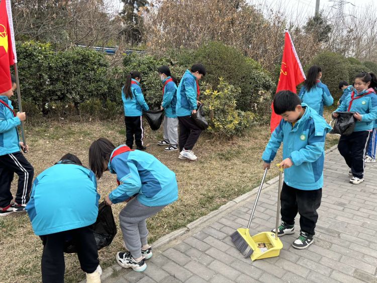 简篇-雷锋精神永相传  做新时代好少年——灞桥区官厅小学学雷锋活动纪实