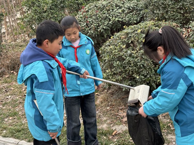 简篇-雷锋精神永相传  做新时代好少年——灞桥区官厅小学学雷锋活动纪实