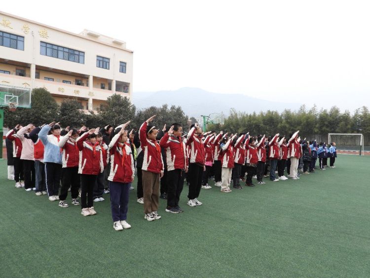 简篇-元气满满开新篇  前程朤朤向未来——灞桥区东李小学2024年春季开学典礼暨法治教育大会