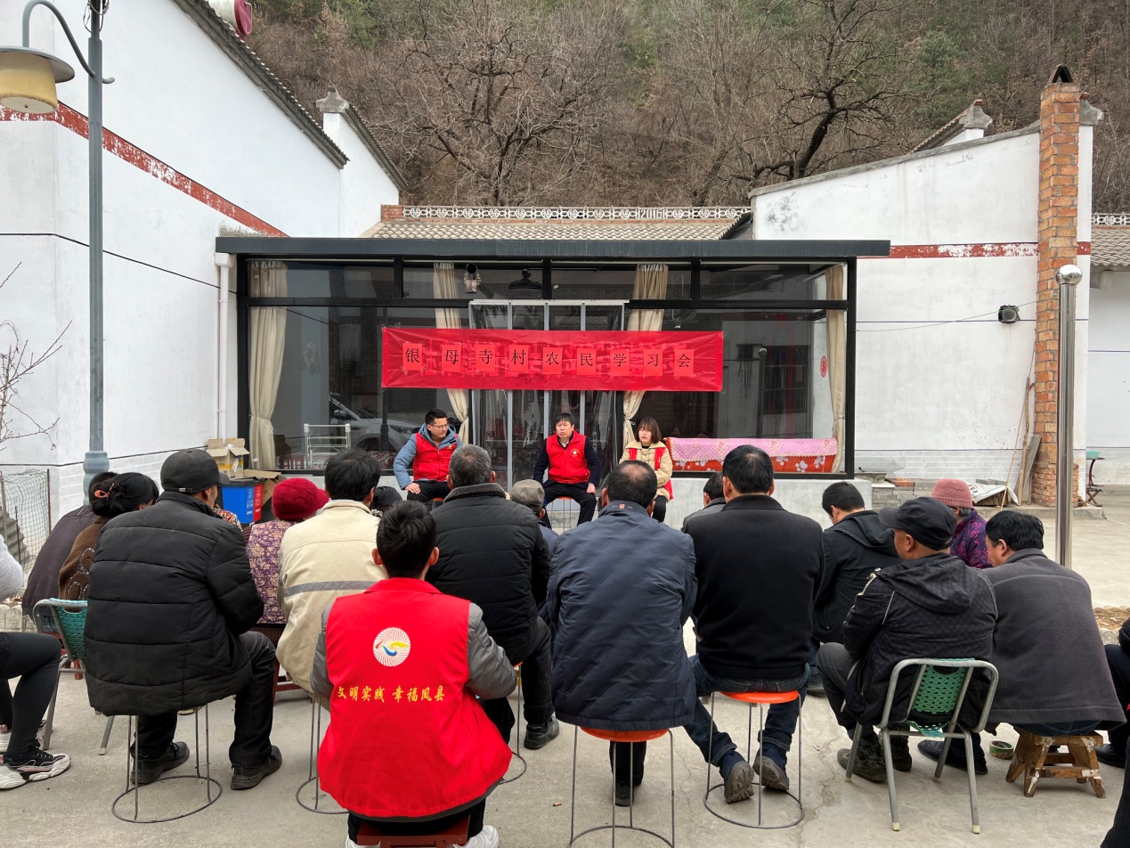 C:\Users\Administrator\Desktop\后备干部在农民学习会上宣讲政策.jpg