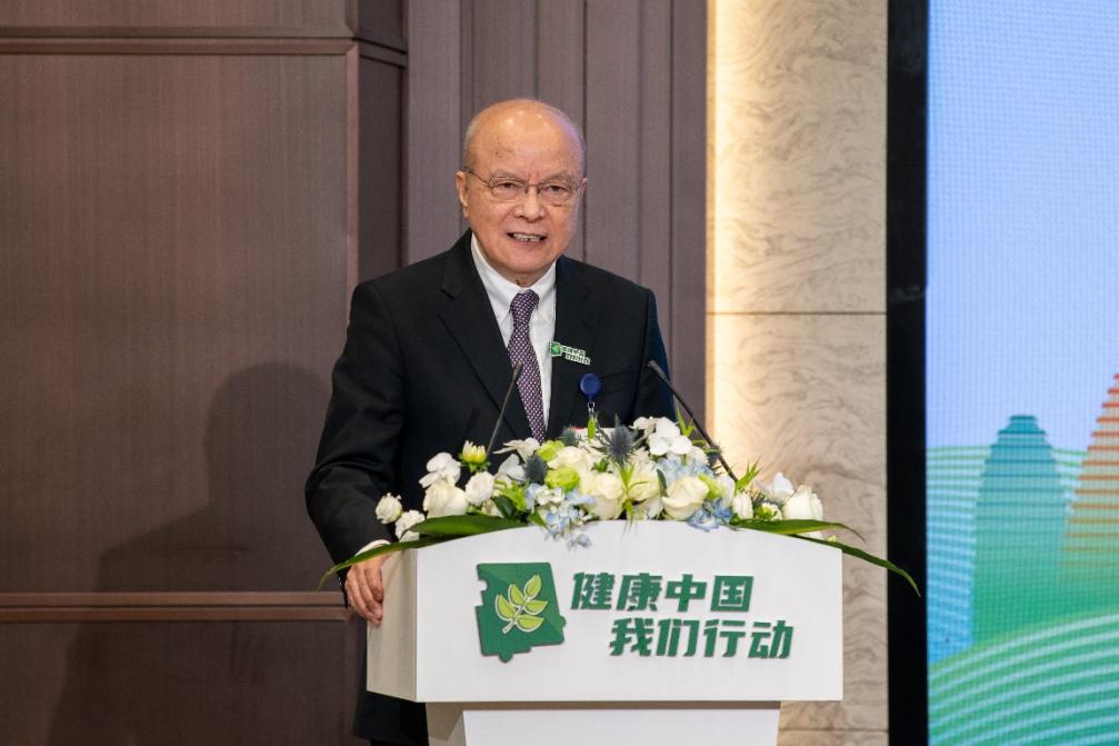 穿着西装笔挺的男子与配字

描述已自动生成