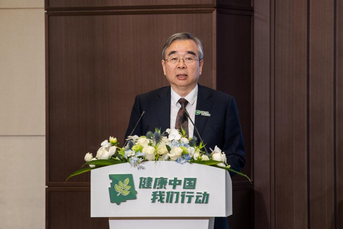 穿西装打领带的男人站在花前

中度可信度描述已自动生成